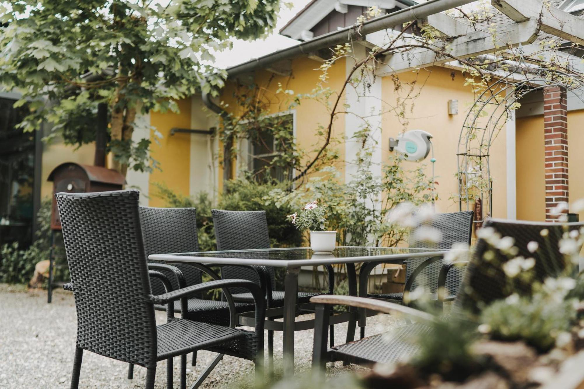 Hotel Pension Futterknecht Бургау Экстерьер фото