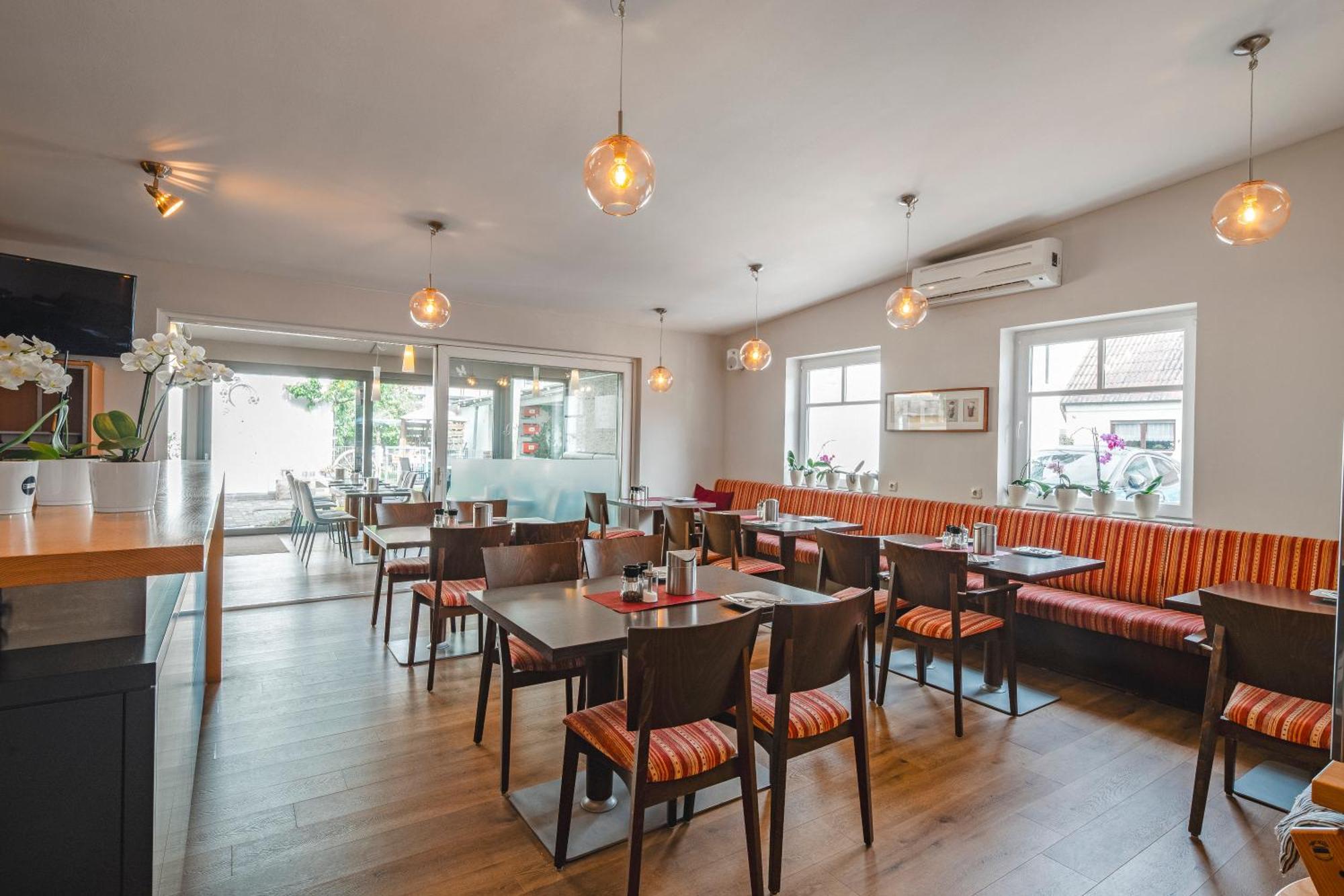 Hotel Pension Futterknecht Бургау Экстерьер фото