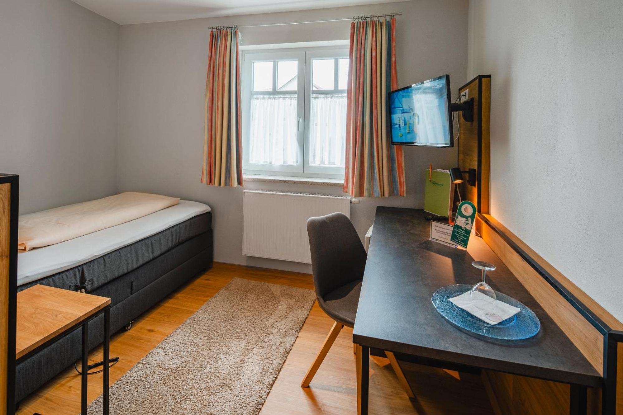 Hotel Pension Futterknecht Бургау Экстерьер фото